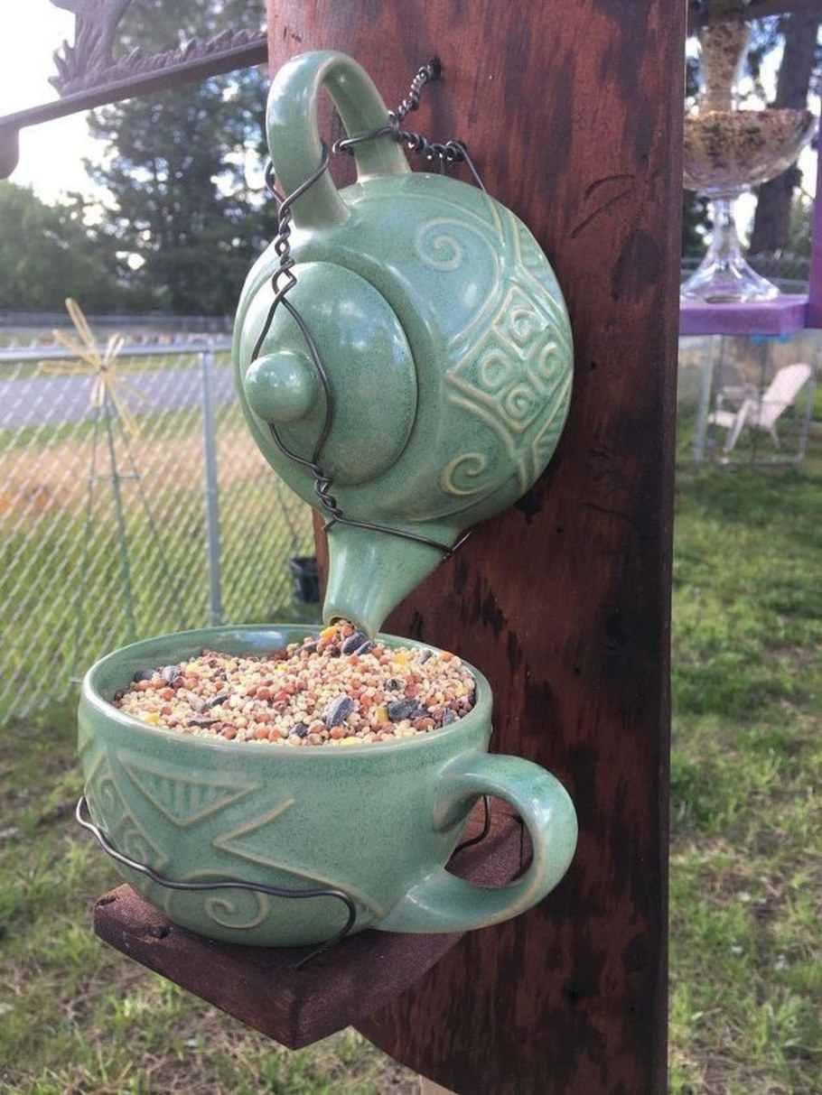 Декор старого чайника для сада