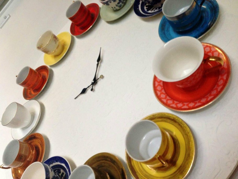 Инсталляция из посуды