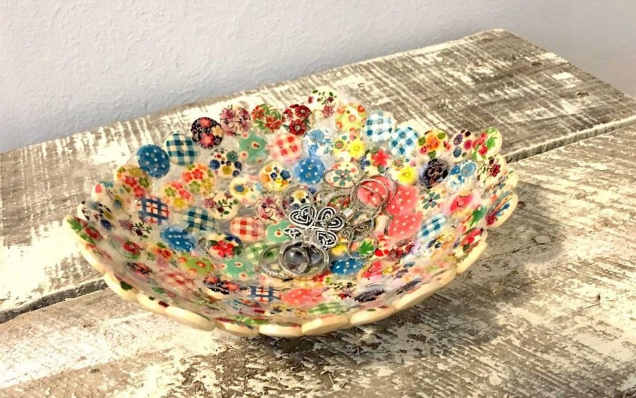 Тарелка из пуговиц