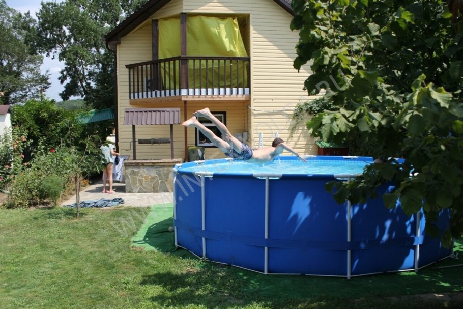 Каркасный бассейн рядом с баней на даче