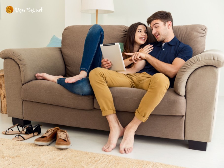 Пара сидит на диване