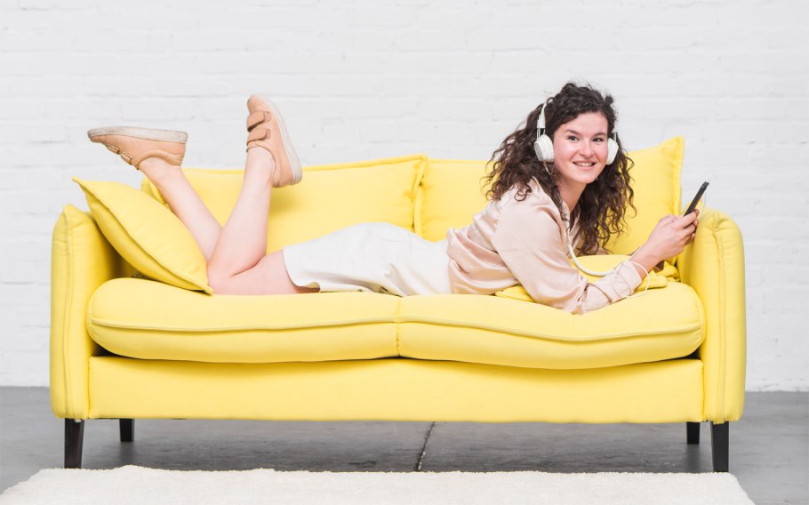 Человек на диване