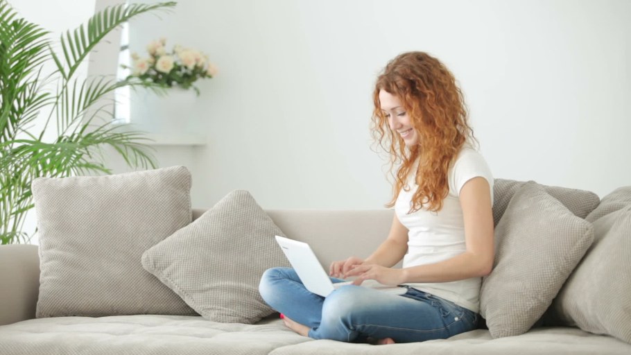 Человек на диване с ноутбуков