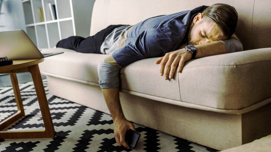 Человек спит на диване