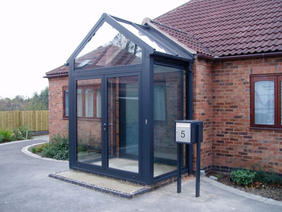 Пластиковый тамбур для частного дома