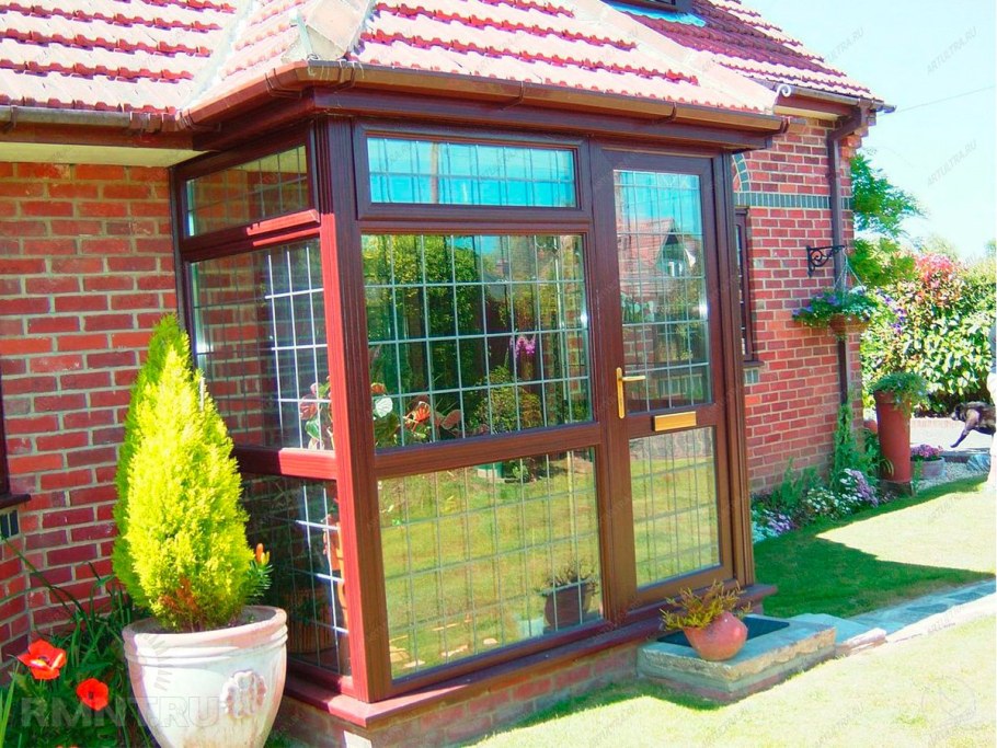 Остекленный тамбур в частном доме