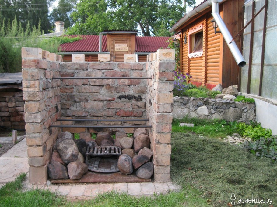 Очаг и мангал на дачном участке из валунов