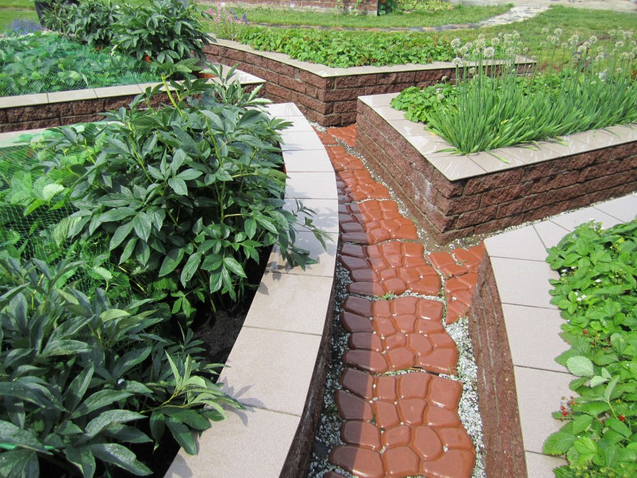 Дорожки между грядками