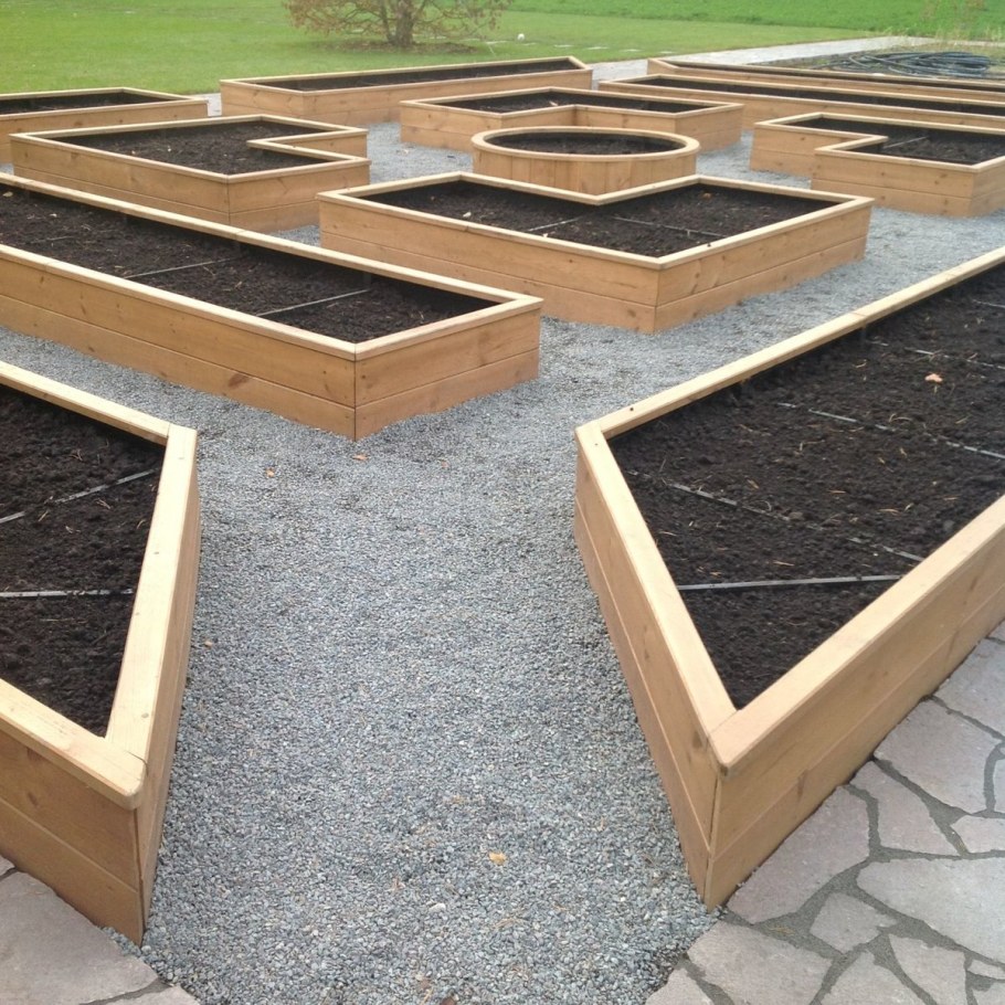 Бордюр для дорожек на даче