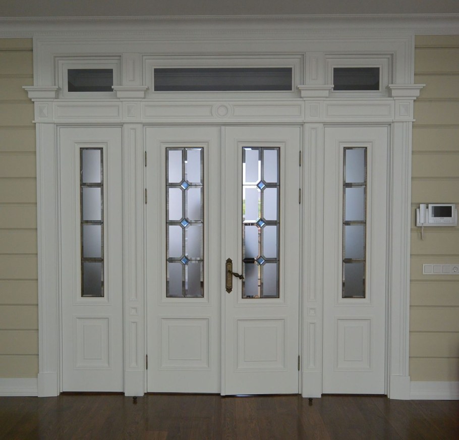 Входные двустворчатые двери с фрамугой деревянные