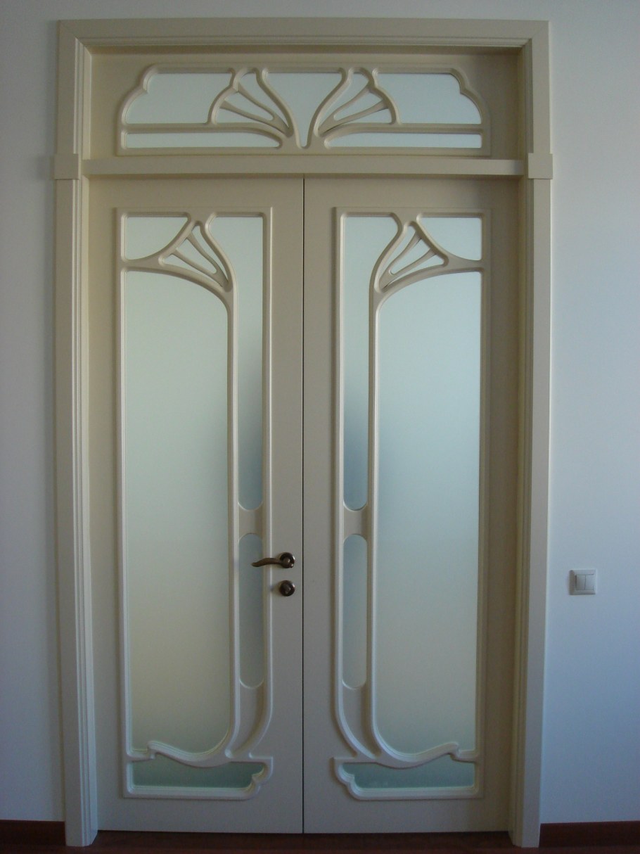 Стекло над дверью