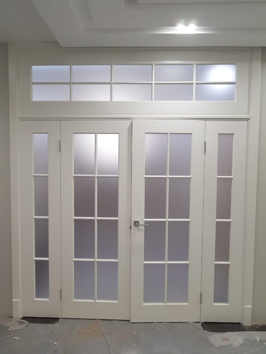 Межкомнатная пластиковая дверь со стеклопакетом