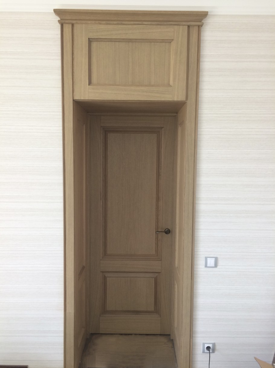 Конструкция двери с фрамугами