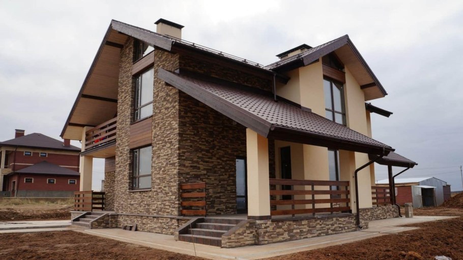 Потолочный плинтус в интерьере гостиной