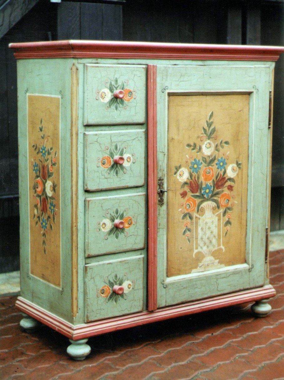 Отреставрированный старинный буфет