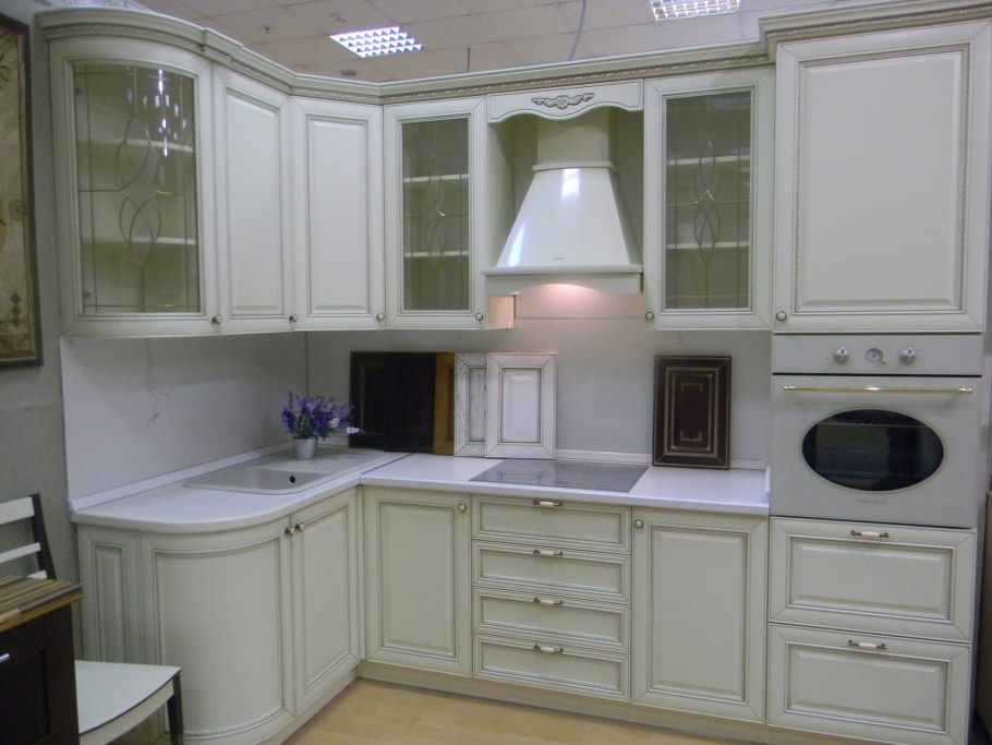 Кухни с фасадами Лорес