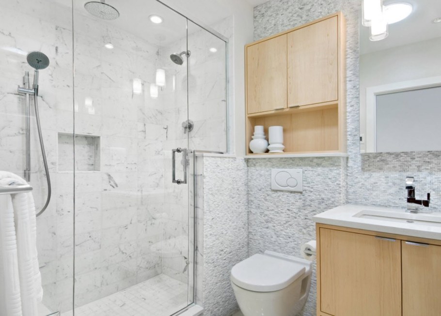 Маленькая ванная с душевой и туалетом в светлых тонах