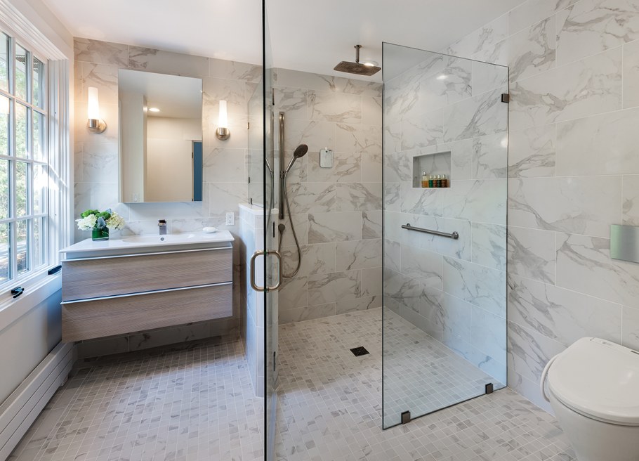 Ванна с душевой перегородкой