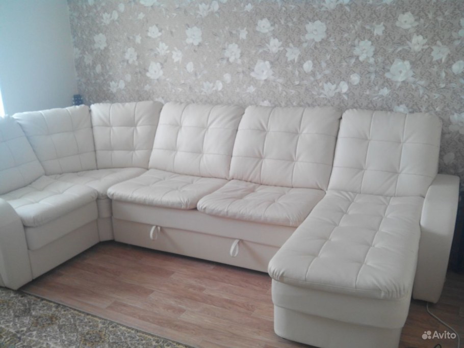 Диван в гостиную с оттоманкой