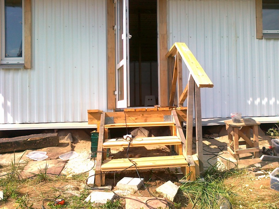 Ступеньки к деревянному дому