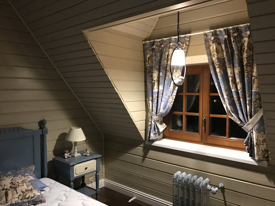 Шторы в деревянном доме