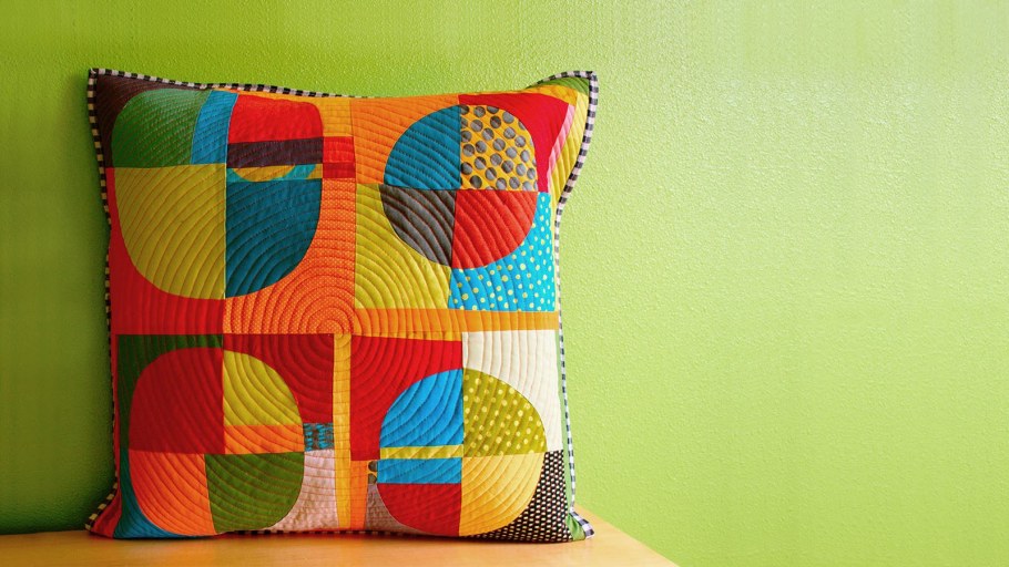 Подушки из кусочков ткани