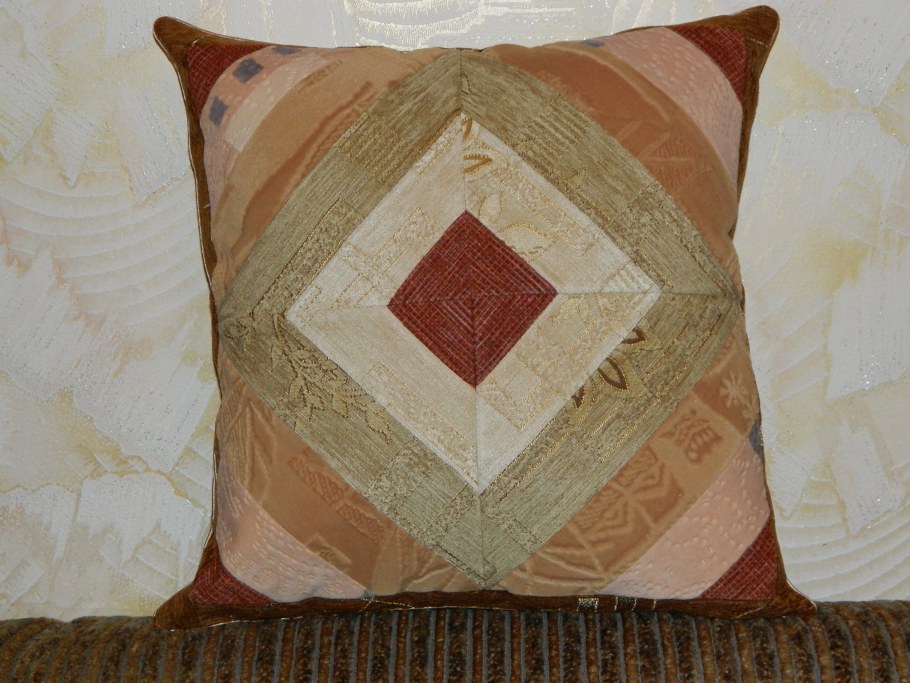 Подушки из кусочков мебельной ткани