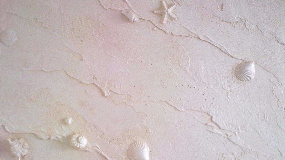 Декоративная штукатурка в спальне в серых тонах