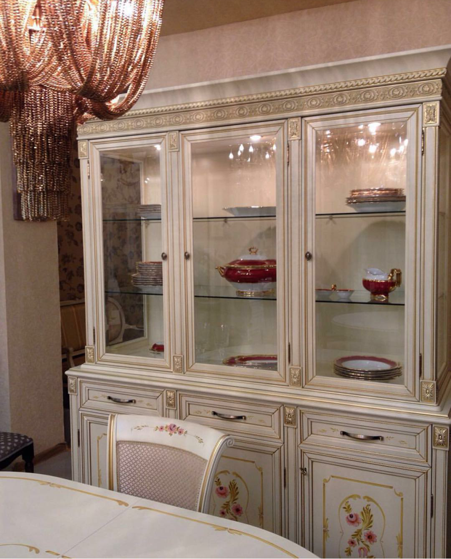 Старинный буфет в интерьере кухни