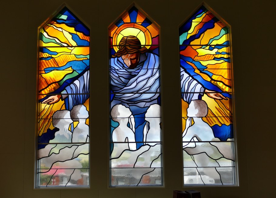 Алтарные церковные витражи