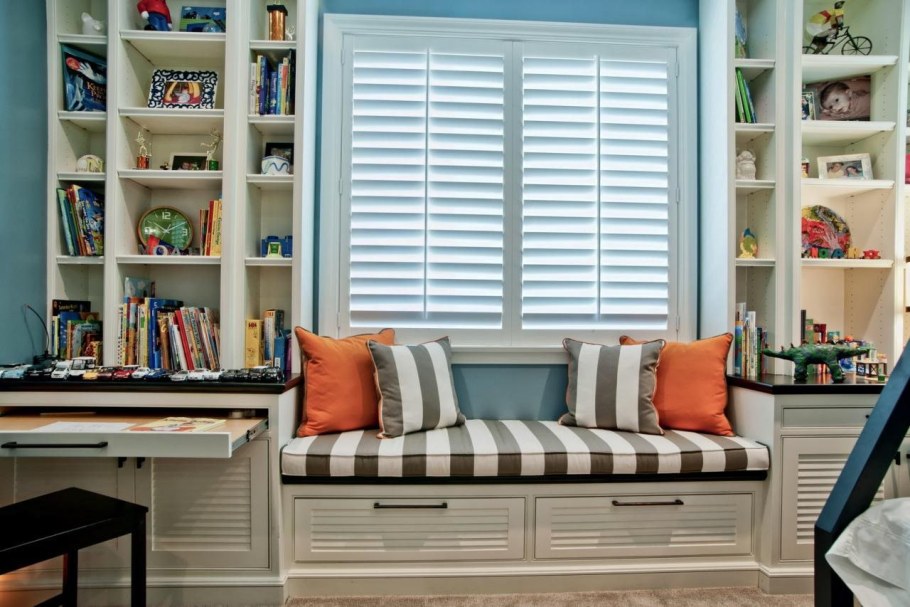 Стеллажи у окна в детской