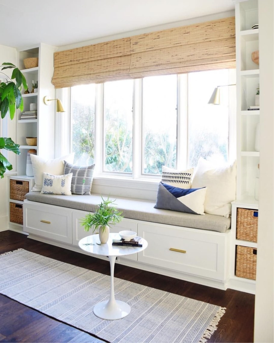 Диванчик у окна