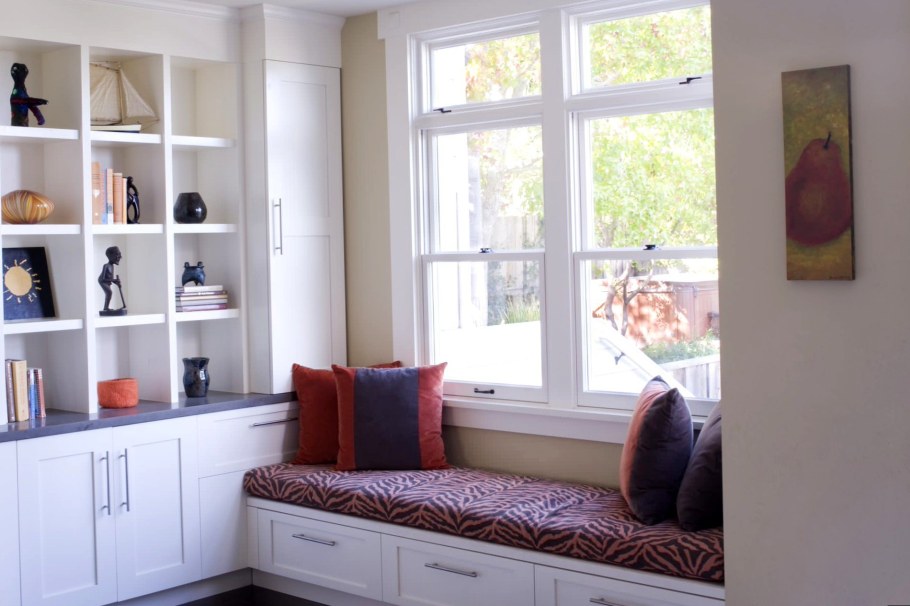 Лавка под окном в интерьере