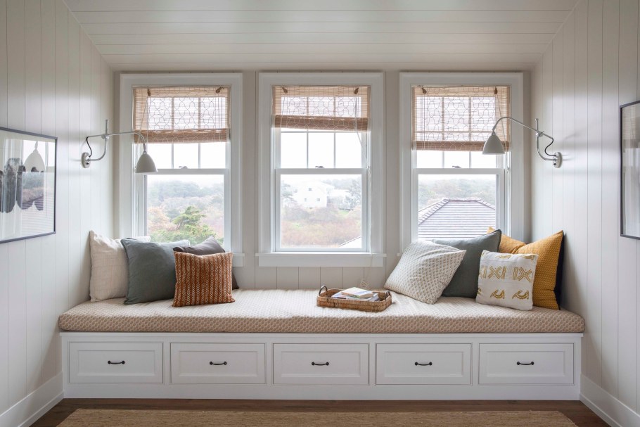 Мягкое сиденье у окна