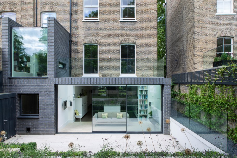 Кирпичная веранда пристроенная к дому