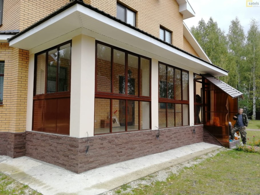 Трехэтажный дом с пристройкой