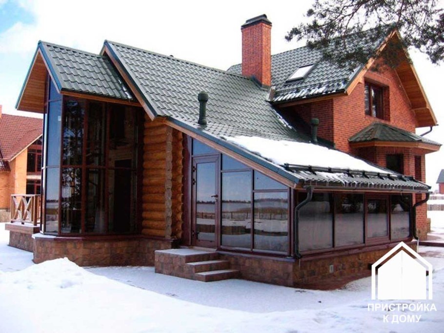 Деревянная терраса к кирпичному дому