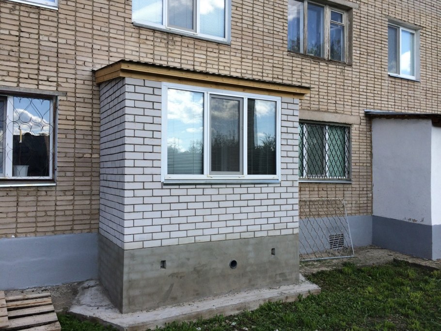 Застеклённая веранда к дому с крыльцом