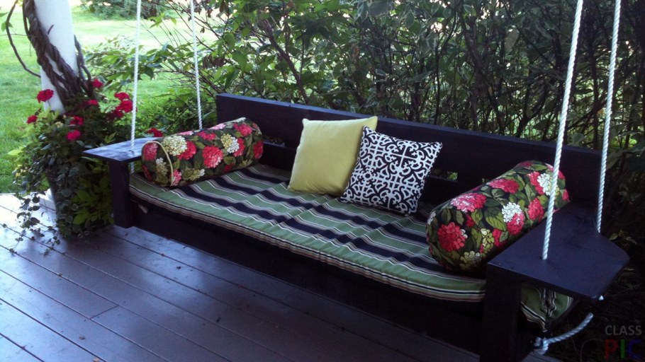 Подвесные диваны в саду на веранде