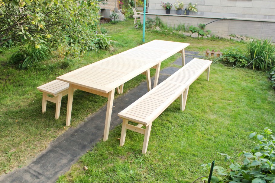 Садовый стол из досок