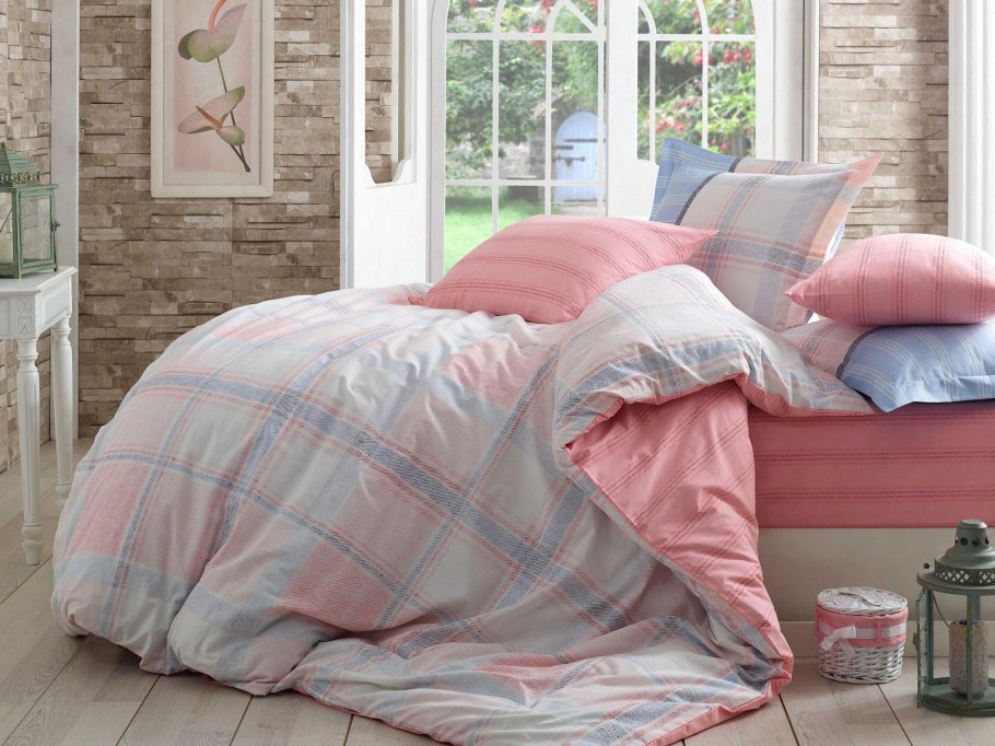 С постельным бельем розовый