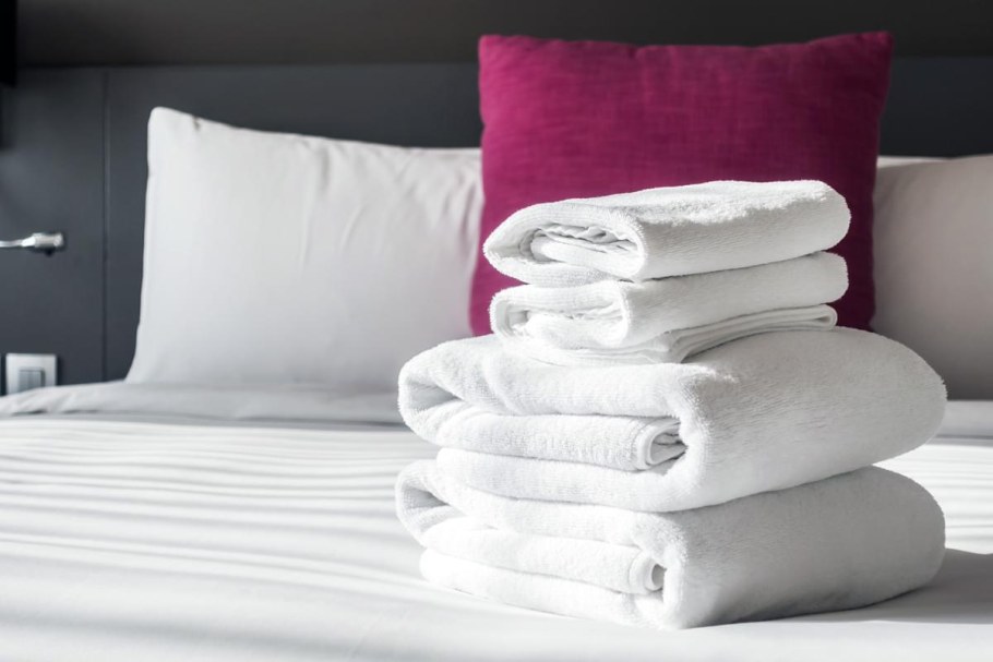 Покрывало и подушки для спальни