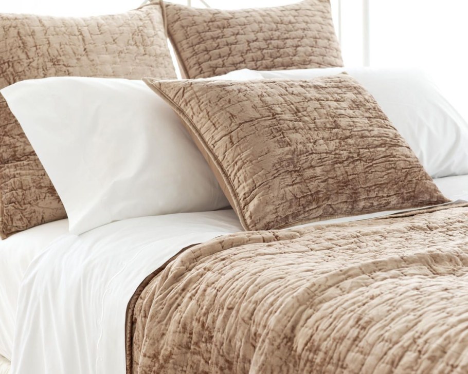 Стеганое бежевое покрывало под лен