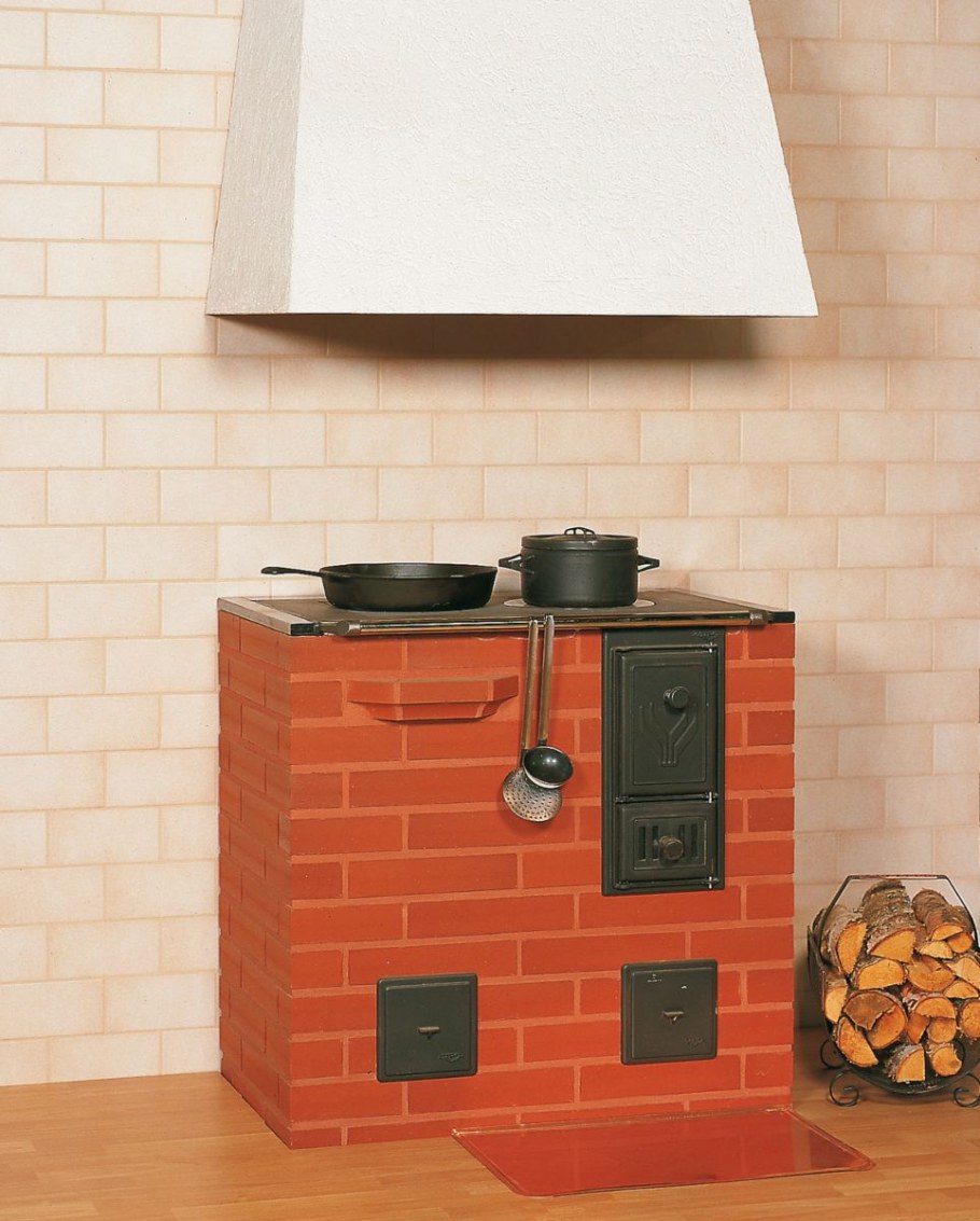 Печь-камин для дома на дровах из кирпича
