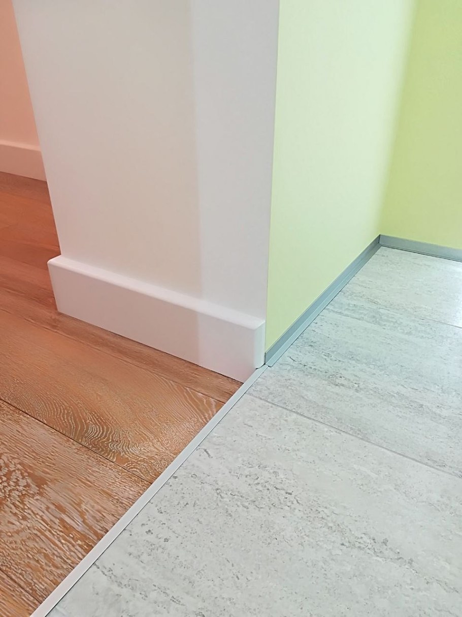 Линолеум и деревянный плинтус