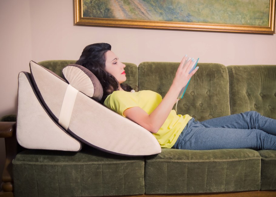 Подушки на изголовье дивана