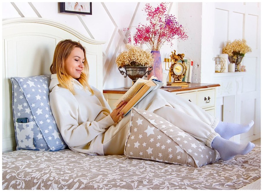 Подушка под спину на кровать