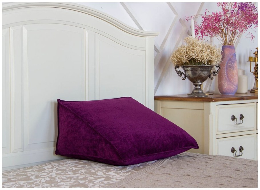 Диван с мягкими подушками