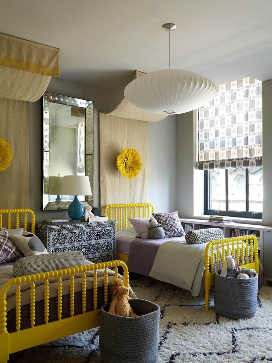 Яркий диван