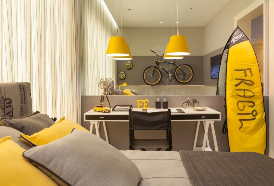 Желтый диван в интерьере гостиной